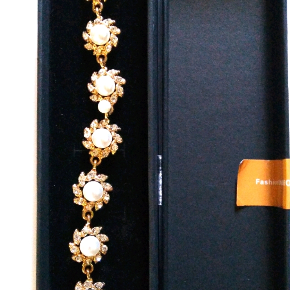 New gold plated jewelry flowers bracelet.